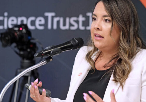 Andreica-Maldonado-directora-Programa-de-Subvenciones-para-Investigacion-FCTIPR-820x394