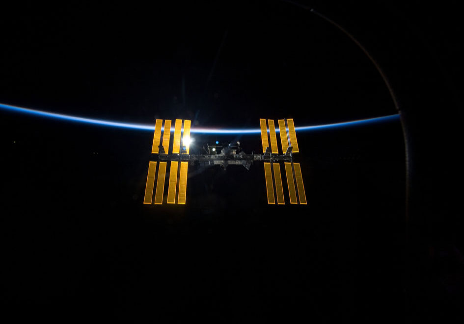s119e010500_iss_945
